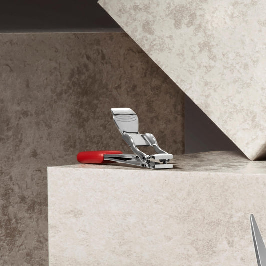 Victorinox Nagelknipser klein, Nagelschneider, Nagelzwicker, Edelstahl, für Fuss- und Fingernägel, Professionell, Maniküre, Pediküre, rot